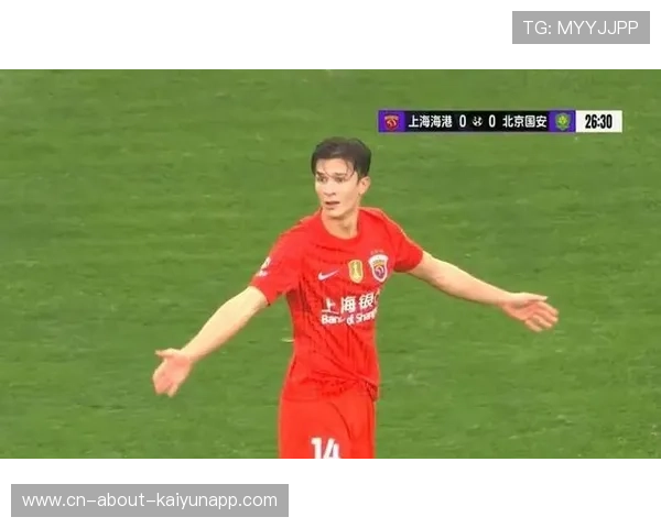 北京国安恩科洛洛近门柱抢点，甩头攻门擦梁而出