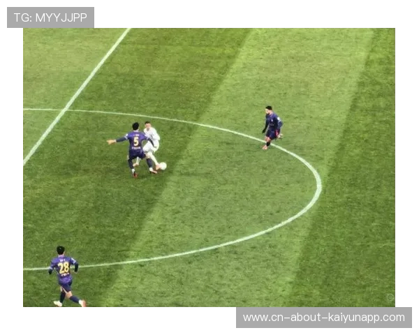 重庆铜梁龙迪马塔直接任意球试脚，弧线奔向上角